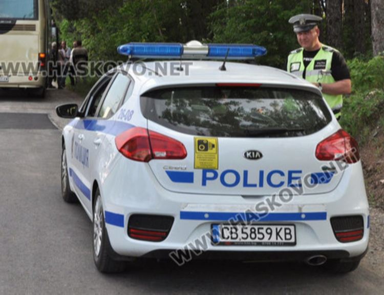 Конфискуваха стоки менте и цигари от кола и автобус