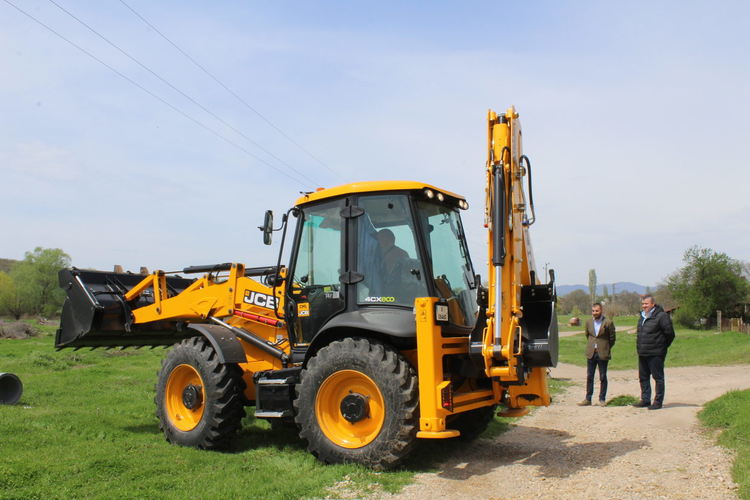 Община Хасково купи нов багер за 192 000 лева за дейности в селата