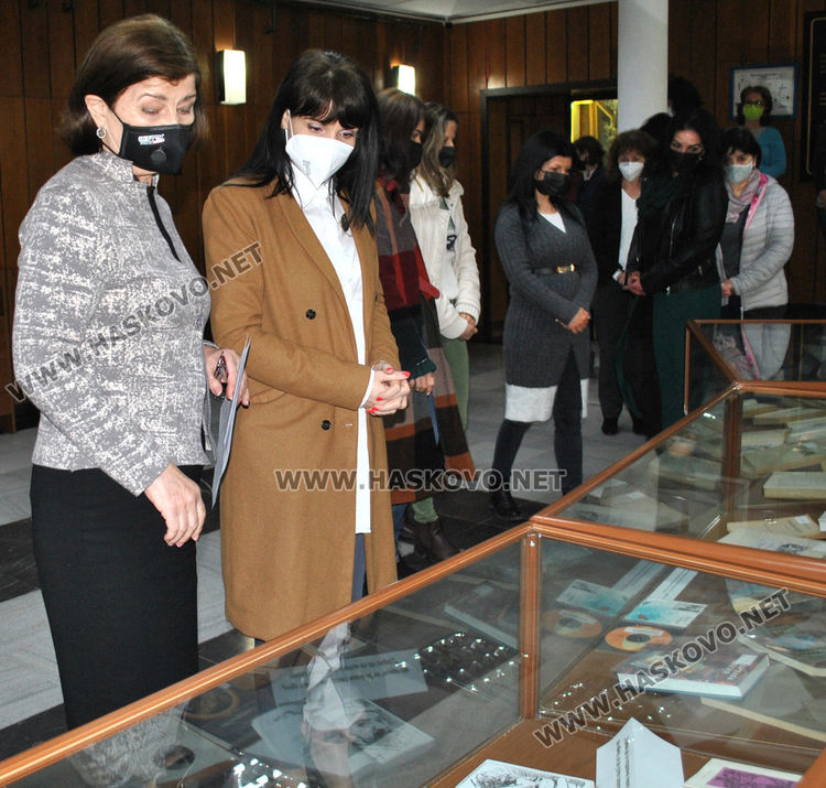 В библиотеката откриха изложба „155 години от рождението на Пенчо Славейков“