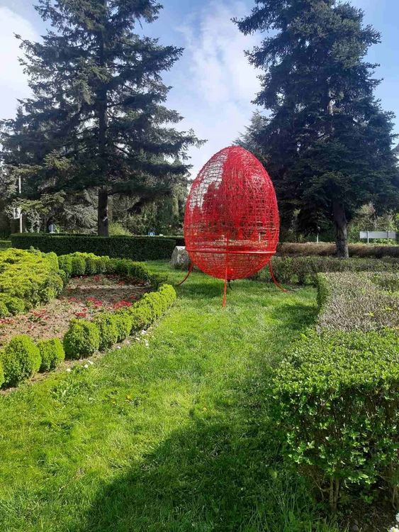 Червено 70 килограмово Великденско яйце бе поставено на входа на Димитровград