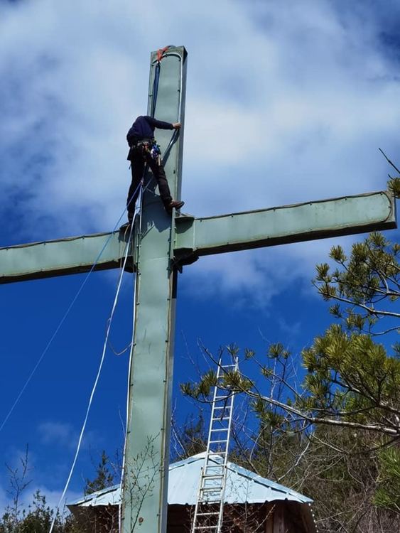 Кръстът над Устово отново свети, благодарение на благородството на младежи