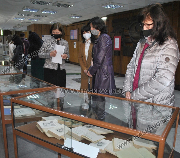 В библиотеката откриха изложба „155 години от рождението на Пенчо Славейков“