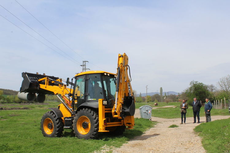Община Хасково купи нов багер за 192 000 лева за дейности в селата
