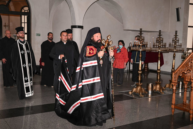 Втората вечер на Последованието на Жениха бе в храм „Св. Висарион Смоленски“