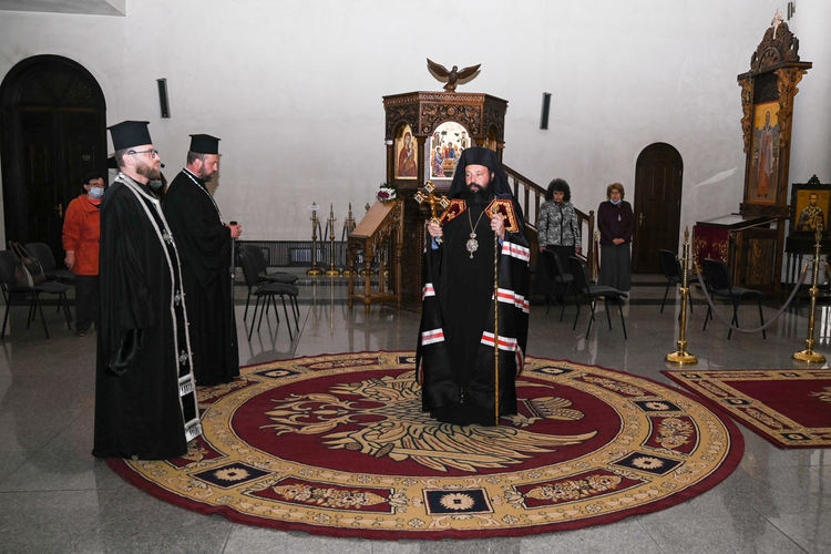 На третото Последование на жениха: „Христе Боже, Който бе помазан с драгоценно миро, избави ни от страданията!“