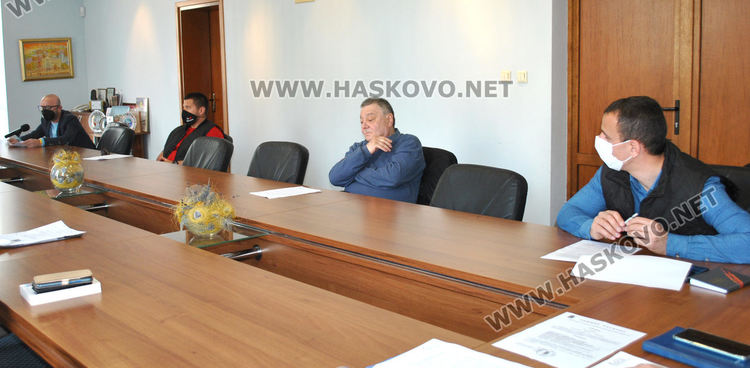 Собственикът на игрищата на „Ямача“ иска 100 евро на квадрат, започват преговори за цената