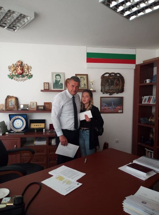 Бизнесмен дари над 10 хиляди лева на абитуриентите в Неделино