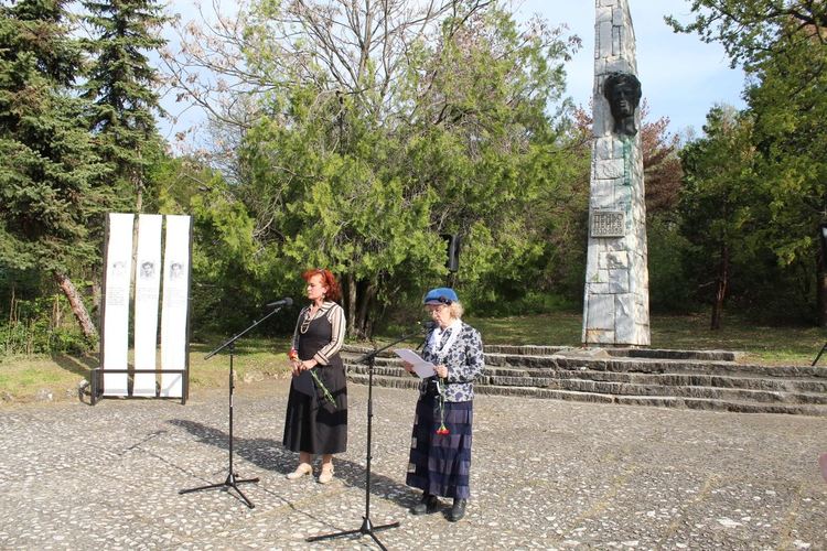 Димитровград се поклони пред поета Пеньо Пенев