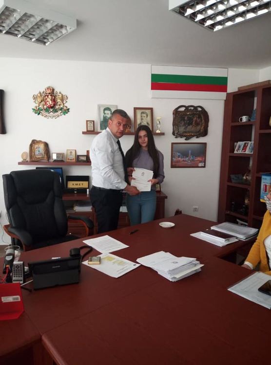 Бизнесмен дари над 10 хиляди лева на абитуриентите в Неделино