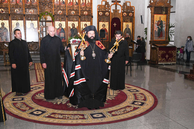 На третото Последование на жениха: „Христе Боже, Който бе помазан с драгоценно миро, избави ни от страданията!“