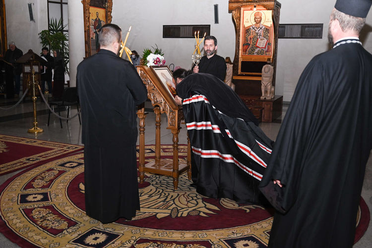 На третото Последование на жениха: „Христе Боже, Който бе помазан с драгоценно миро, избави ни от страданията!“