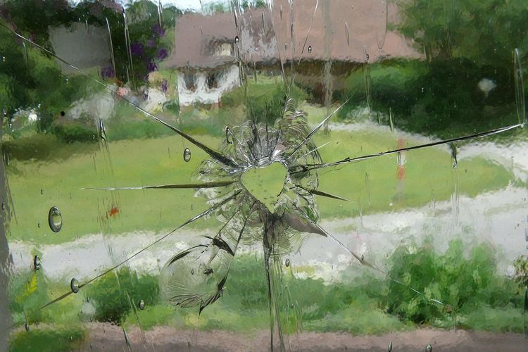 Две деца на 7 и 9 години потрошиха прозорците на постройки в село Скобелево