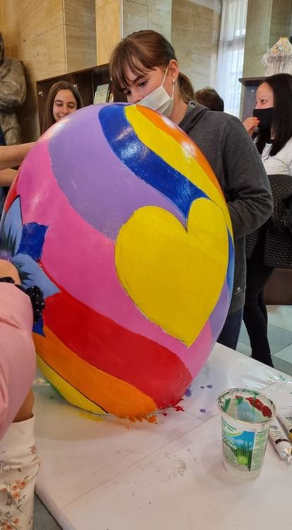 Деца изрисуваха големи великденски яйца в Асеновград ( снимки )