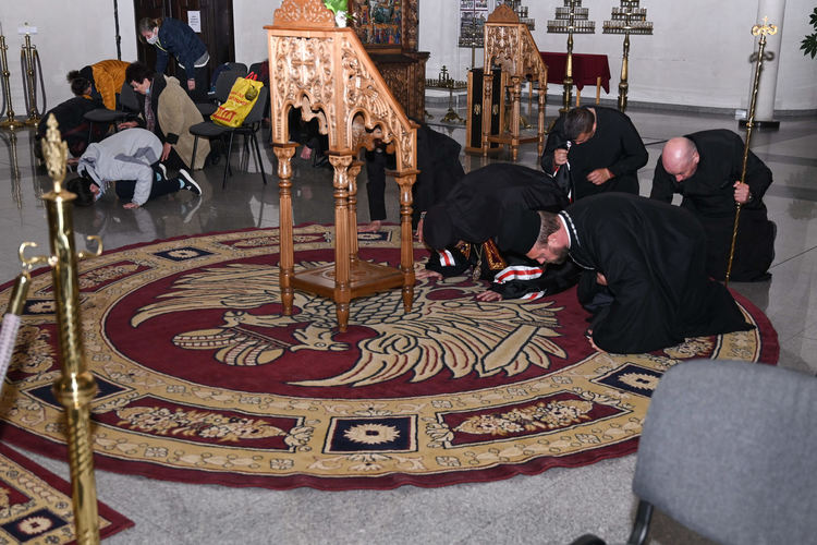 На третото Последование на жениха: „Христе Боже, Който бе помазан с драгоценно миро, избави ни от страданията!“