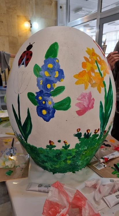 Деца изрисуваха големи великденски яйца в Асеновград ( снимки )