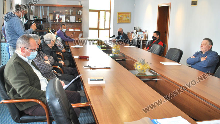 Собственикът на игрищата на „Ямача“ иска 100 евро на квадрат, започват преговори за цената