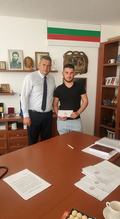 Бизнесмен дари над 10 хиляди лева на абитуриентите в Неделино