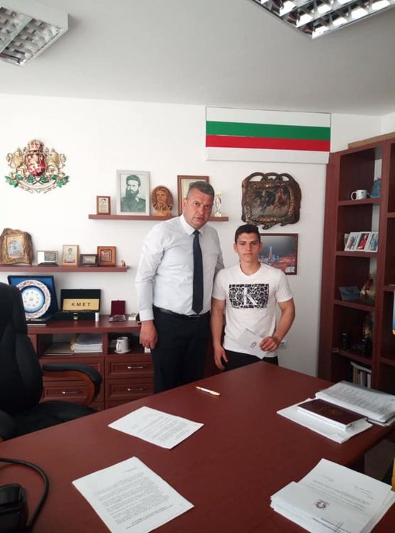 Бизнесмен дари над 10 хиляди лева на абитуриентите в Неделино