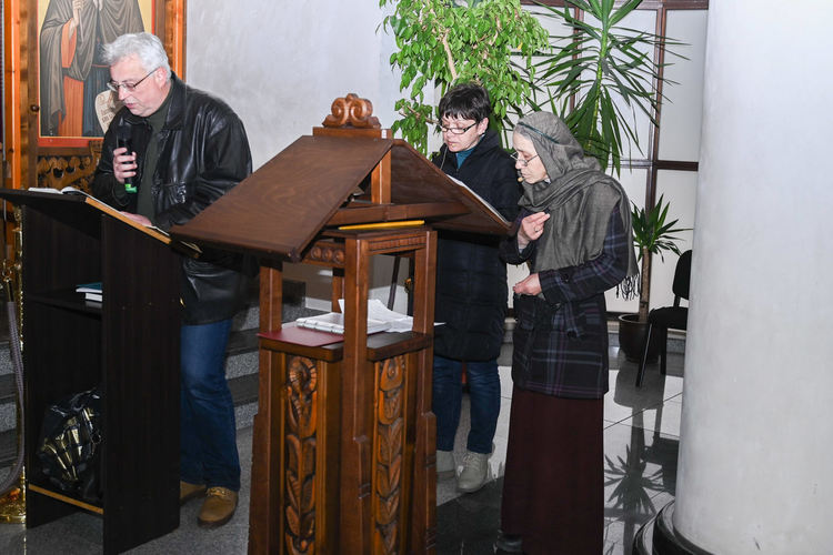 На третото Последование на жениха: „Христе Боже, Който бе помазан с драгоценно миро, избави ни от страданията!“