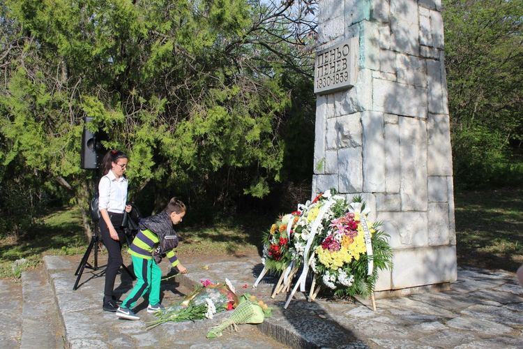 Димитровград се поклони пред поета Пеньо Пенев