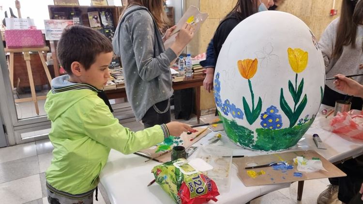 Деца изрисуваха големи великденски яйца в Асеновград ( снимки )