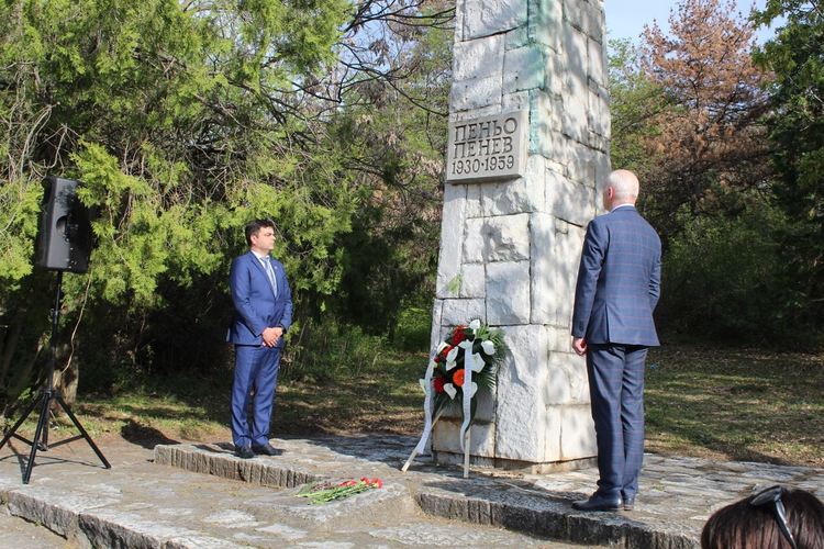 Димитровград се поклони пред поета Пеньо Пенев