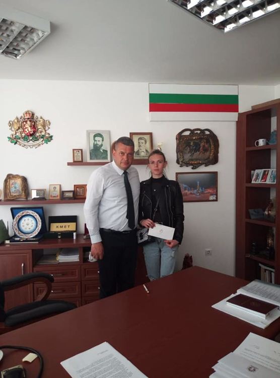 Бизнесмен дари над 10 хиляди лева на абитуриентите в Неделино