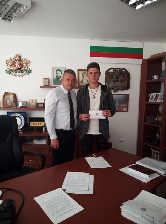 Бизнесмен дари над 10 хиляди лева на абитуриентите в Неделино