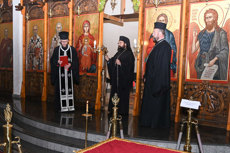 На третото Последование на жениха: „Христе Боже, Който бе помазан с драгоценно миро, избави ни от страданията!“