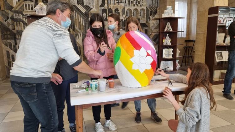 Деца изрисуваха големи великденски яйца в Асеновград ( снимки )