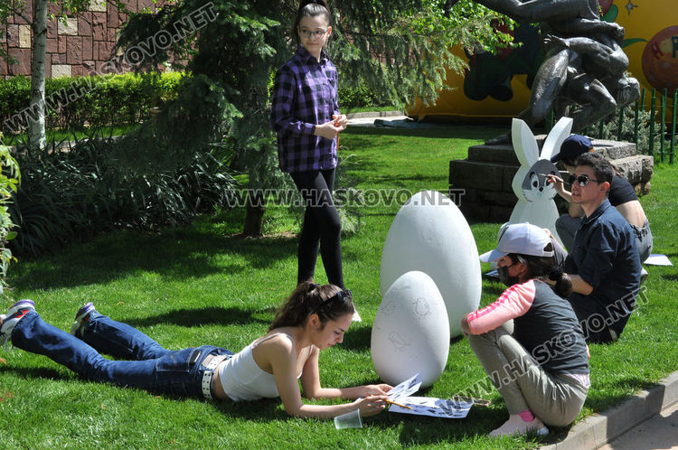 Художниците от „Дъга“ украсиха за Великден градинката пред зала Дружба