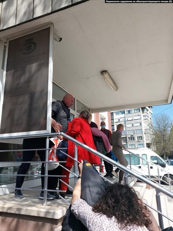 "Накрая да те набият на входа." Къде са личните лекари във ваксинацията срещу COVID-19