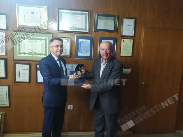 Наградиха инж.Емил Младенов с почетен знак на Кърджали, предлагат го за почетен гражданин