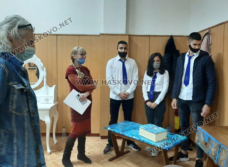 Поломена от буря акация, превърната в мебели бижута донесе на Царската гимназия златен медал