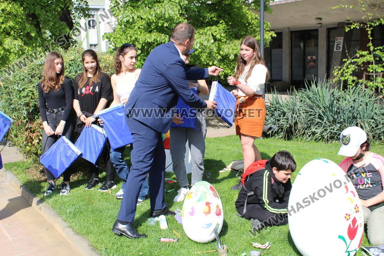 Художниците от „Дъга“ украсиха за Великден градинката пред зала Дружба