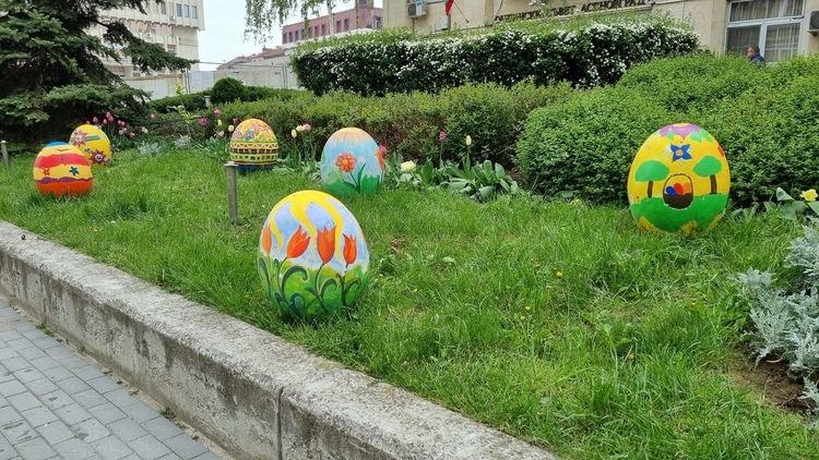 Украсиха центъра на Асеновград с големи великденски яйца ( снимки )