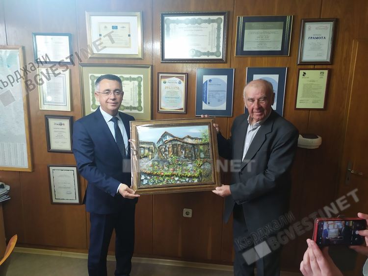 Наградиха инж.Емил Младенов с почетен знак на Кърджали, предлагат го за почетен гражданин