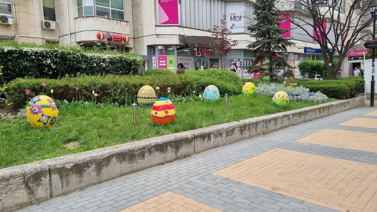 Украсиха центъра на Асеновград с големи великденски яйца ( снимки )