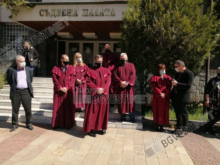 Прокурори, следователи и съдебни служители излязоха на мълчалив протест