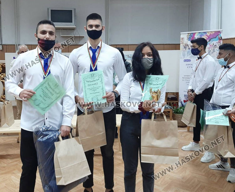 Поломена от буря акация, превърната в мебели бижута донесе на Царската гимназия златен медал