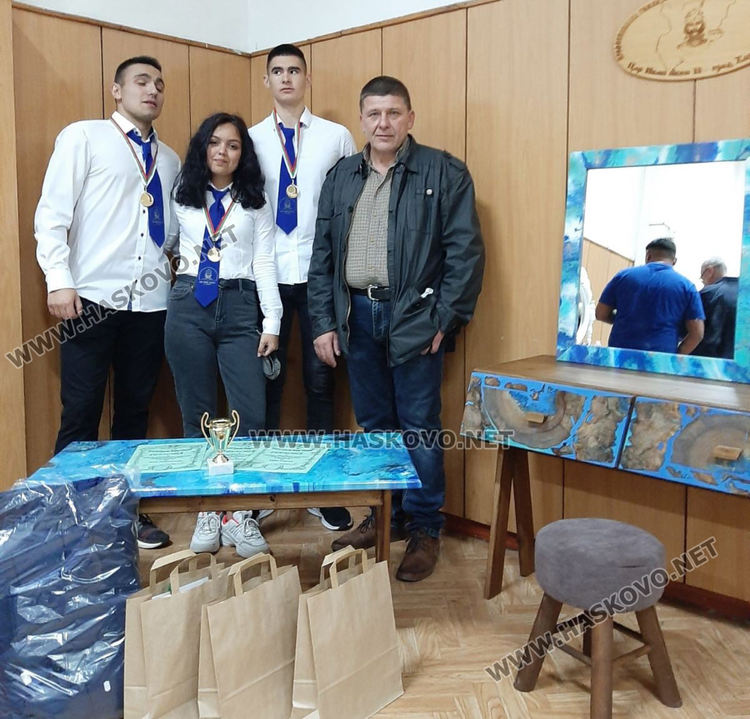 Поломена от буря акация, превърната в мебели бижута донесе на Царската гимназия златен медал