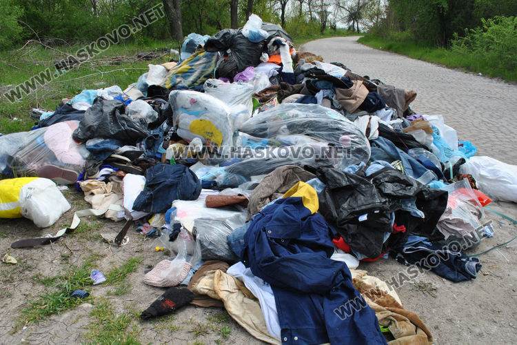 Сметища се образуваха край пътя към картинг пистата в Хасково