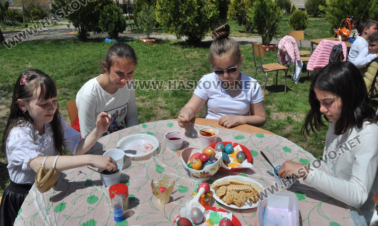 Конкурс за най-красиво яйце и флашмоб в училището в Конуш