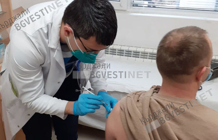 Расте броят на ваксинираните и оздравелите от коронавирус в областта, от утре отварят зелените коридори