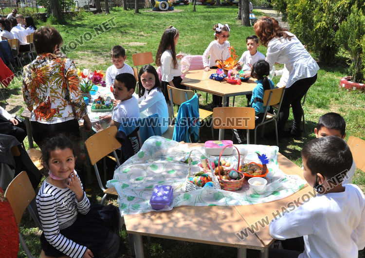 Конкурс за най-красиво яйце и флашмоб в училището в Конуш