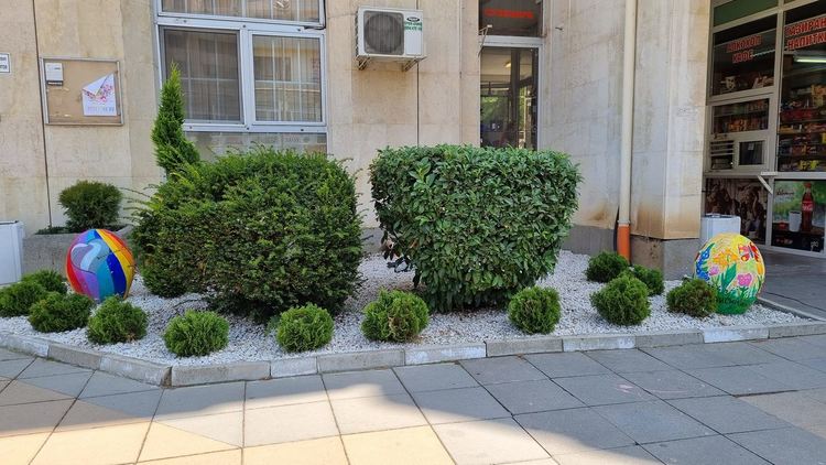 Украсиха центъра на Асеновград с големи великденски яйца ( снимки )