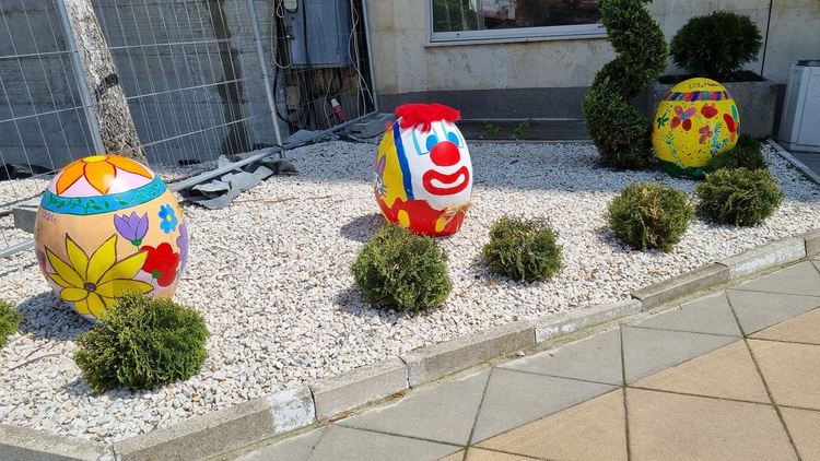 Украсиха центъра на Асеновград с големи великденски яйца ( снимки )