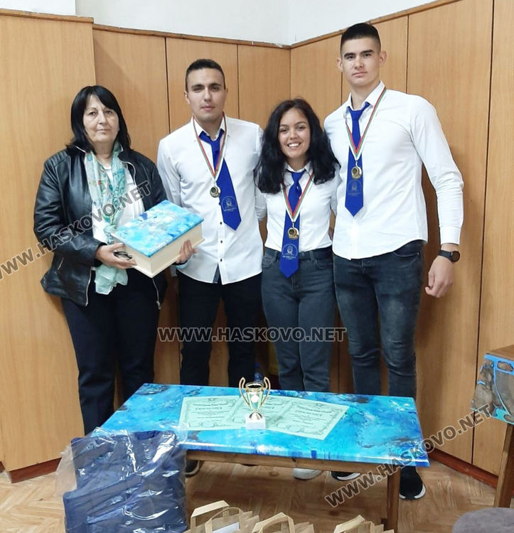 Поломена от буря акация, превърната в мебели бижута донесе на Царската гимназия златен медал