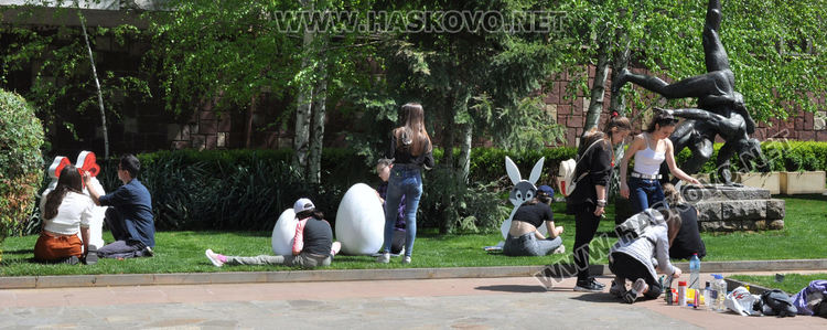 Художниците от „Дъга“ украсиха за Великден градинката пред зала Дружба