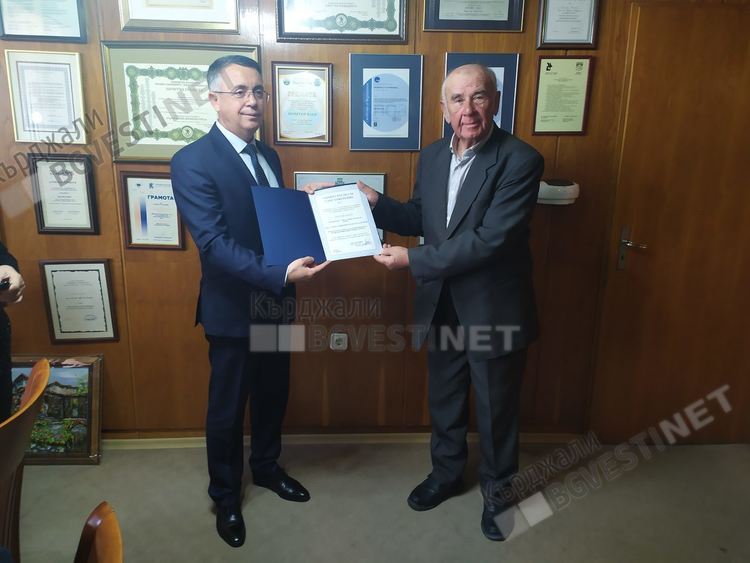 Наградиха инж.Емил Младенов с почетен знак на Кърджали, предлагат го за почетен гражданин